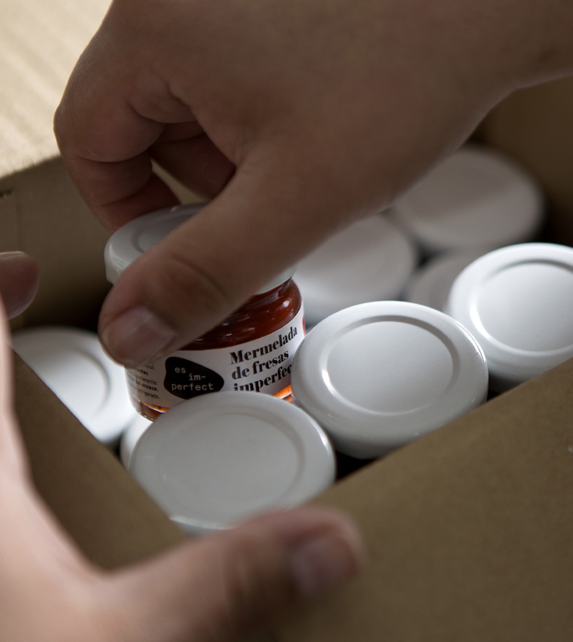 Detalle del branding aplicado en el packaging de es im-perfect® de Espigoladors por Nomon Design, agencia de branding, diseño gráfico y packaging de Barcelona.