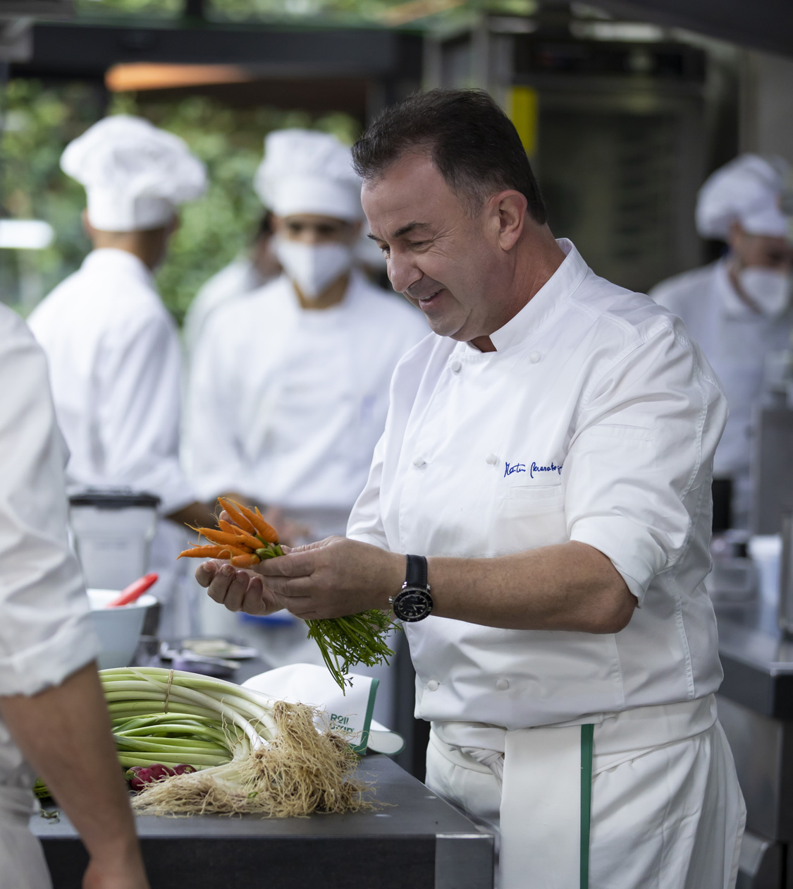 Comunicación de Martín Berasategui en la cocina con los productos textiles de Roll Drap por Nomon Design, agencia de branding