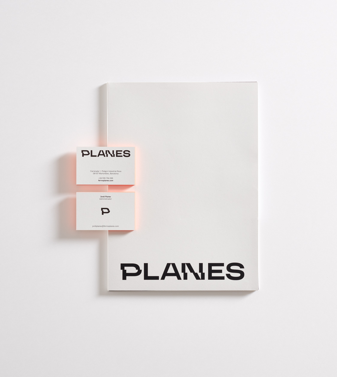 Branding aplicado en papelería corporativa de Ferros Planes por 