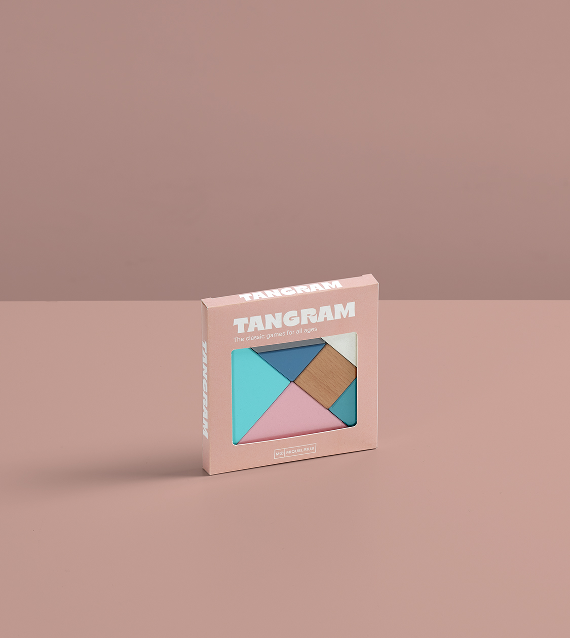 Packaging Tangram colección Not Boring Games de Miquelrius por Nomon Design, agencia de branding