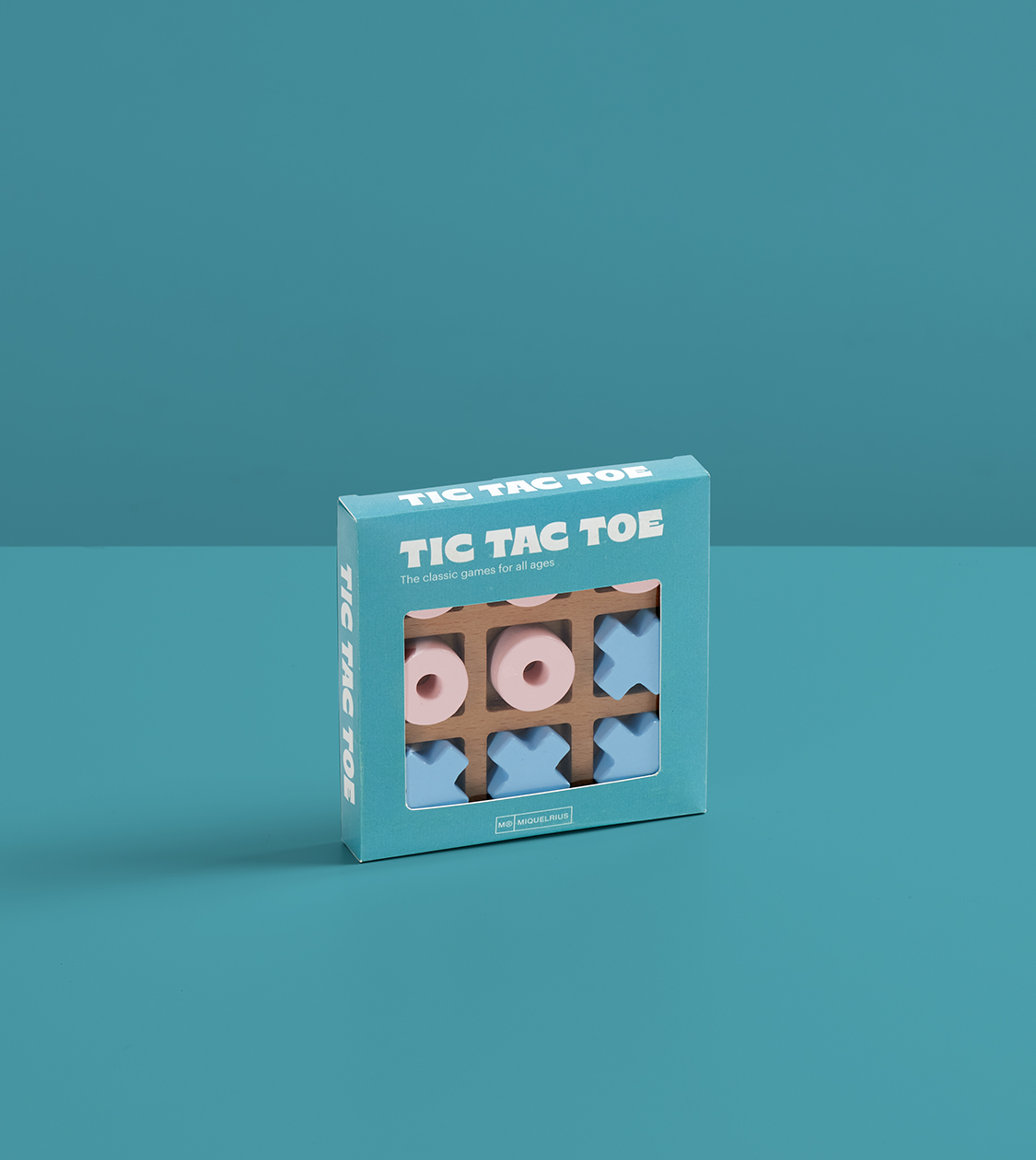 Packaging Tic Tac Toe colección Not Boring Games de Miquelrius por Nomon Design, agencia de branding