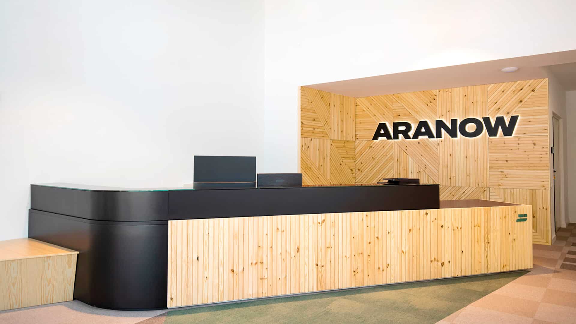 Rediseño del branding corporativo para Aranow aplicado en espacio por NOMON DESIGN, agencia de branding