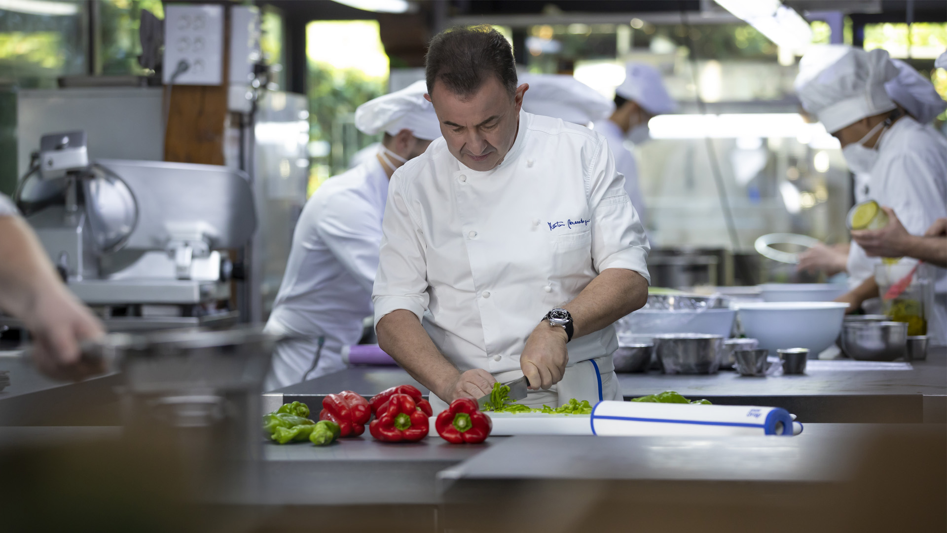 Martín Berasategui cocinando con los productos textiles de Roll Drap por Nomon Design, agencia de branding