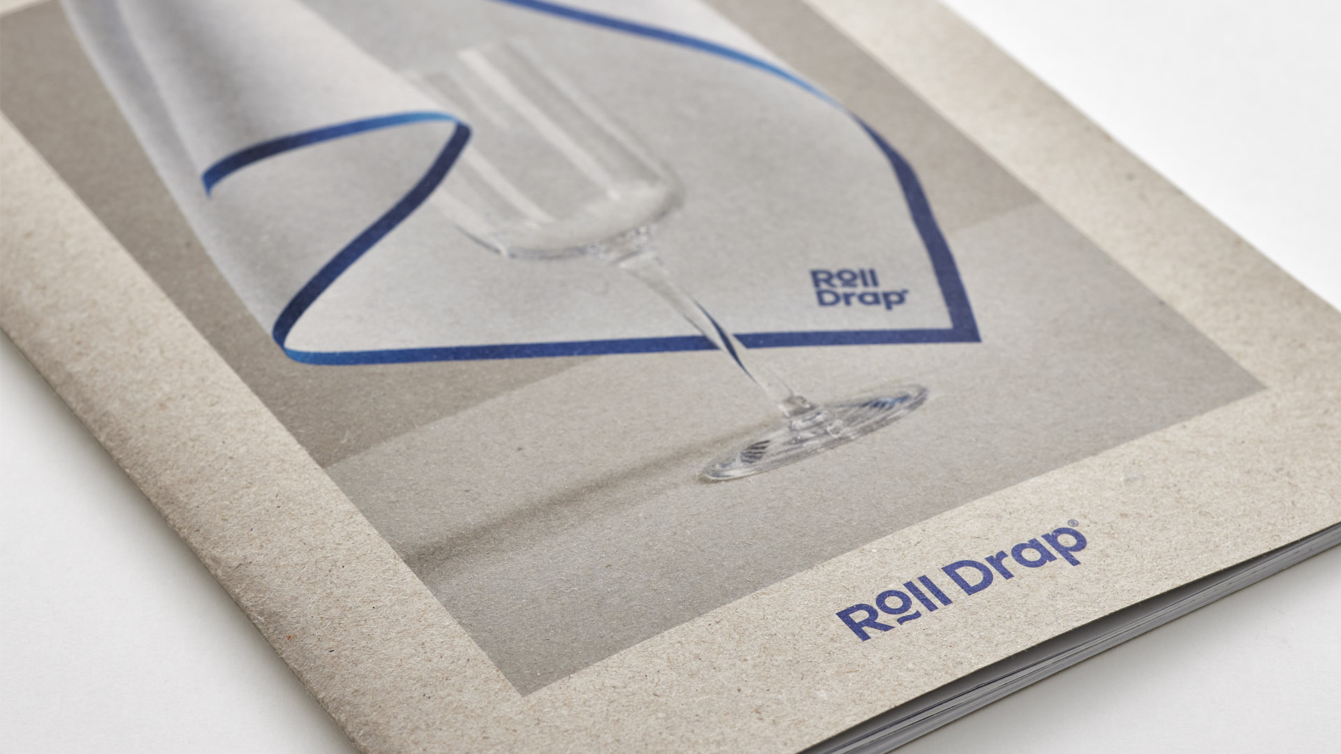 Detalle de la portada del catálogo de Roll Drap por Nomon Design, agencia de branding