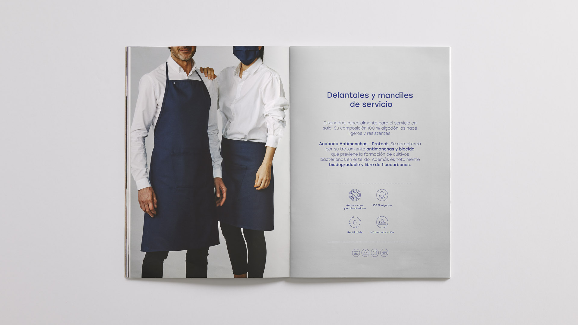 Detalle de la sección de delantales y mandiles del catálogo de Roll Drap por Nomon Design, agencia de branding