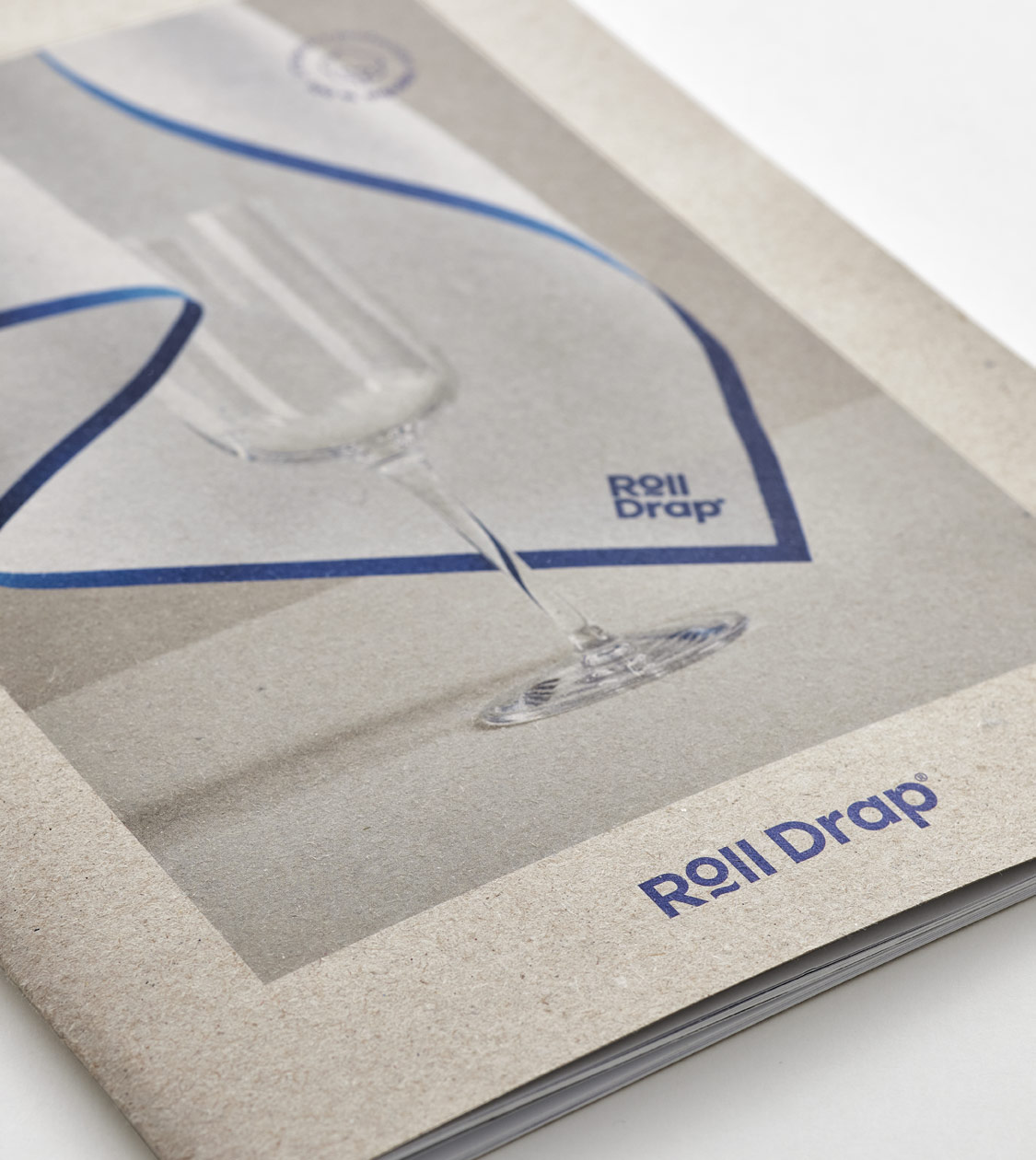 Detalle de la portada del catálogo de Roll Drap por Nomon Design, agencia de branding