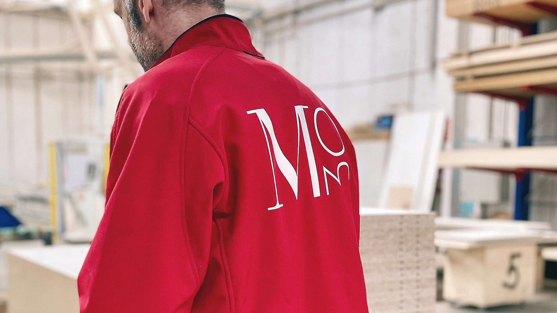 Aplicación del branding corporativo de M30 stands, events, retail en uniformidad