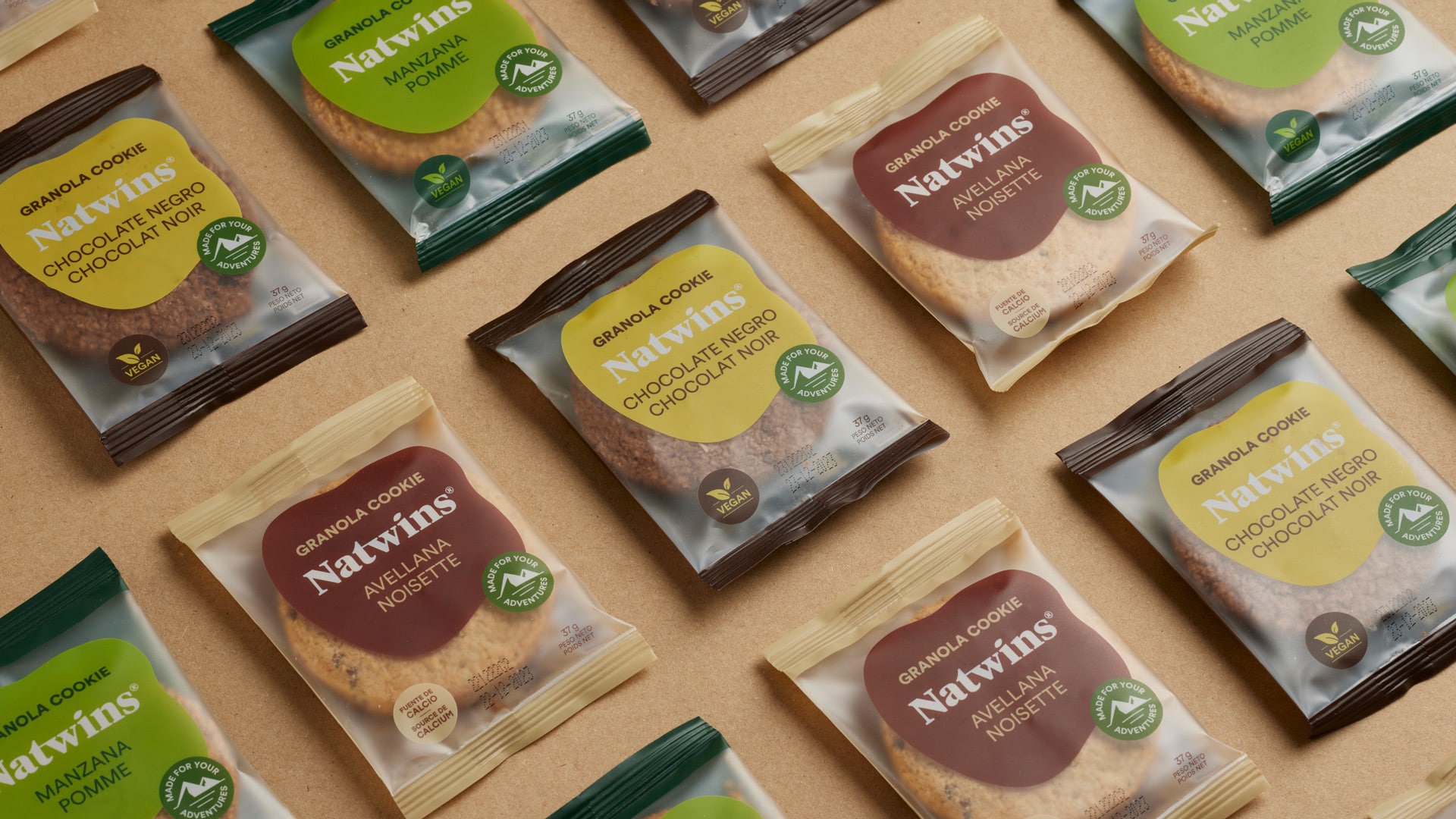 Aplicación del branding corporativo en el sistema de packaging de Natwins por Nomon Design, agencia de branding