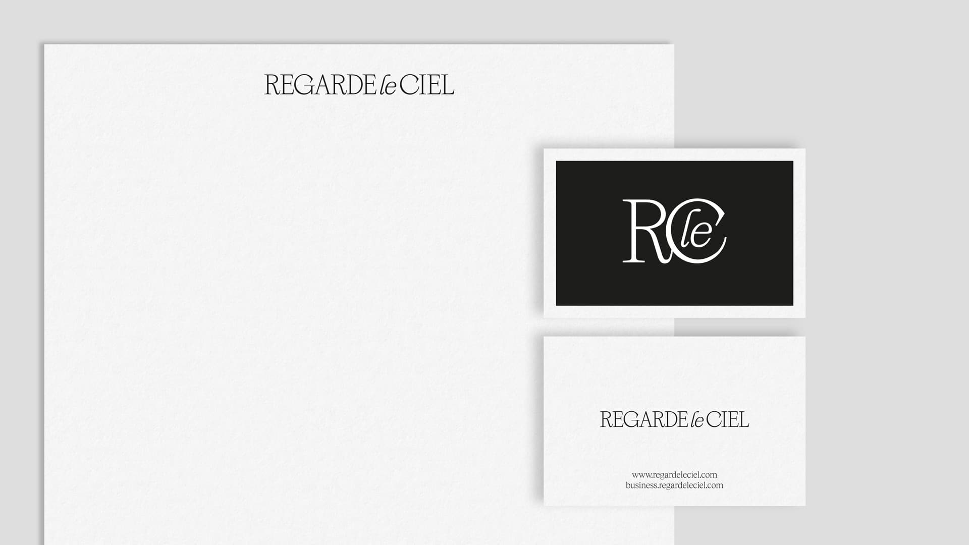 Aplicación del rediseño del branding corporativo de Regarde Le Ciel por Nomon Design, agencia de branding, diseño gráfico y packaging