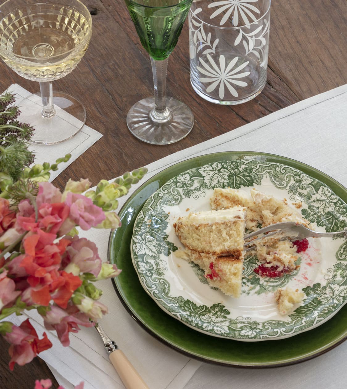 Cristalería elegante de vasos de agua clara y servilletas MY DRAP para la dirección de arte de NOMON DESIGN