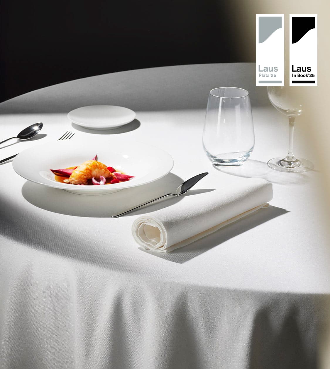 Imagen de la dirección de arte de Athos definida por NOMON DESIGN y premiada con un Laus de Plata 2025