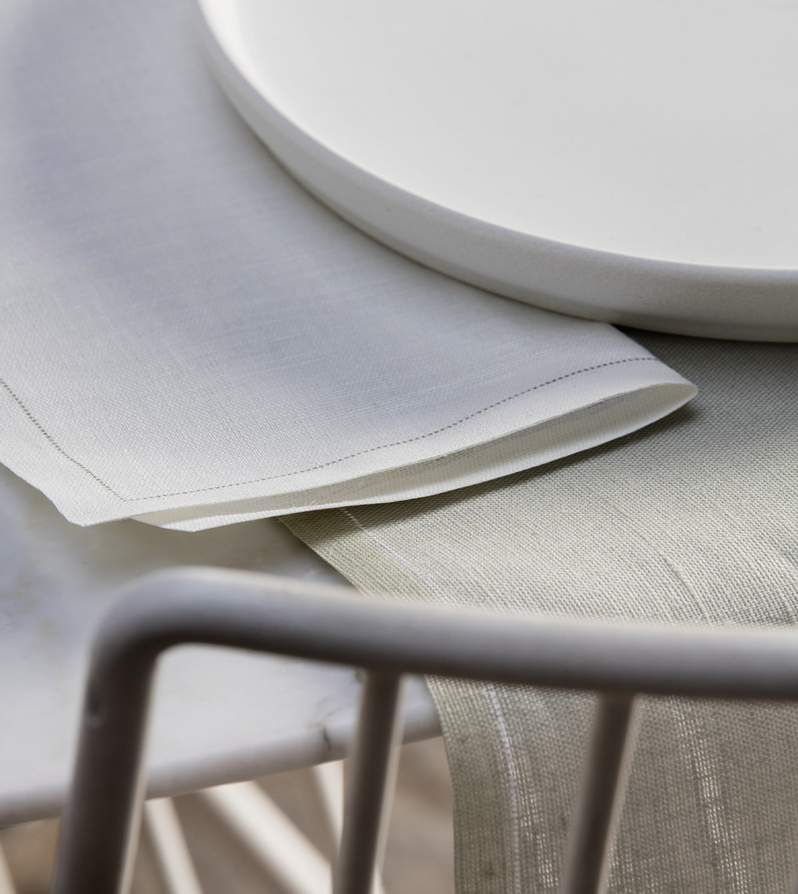 Dirección de arte de Nomon Design, agencia de branding de Barcelona, para MY DRAP Professional con foco en el detalle y la textura.