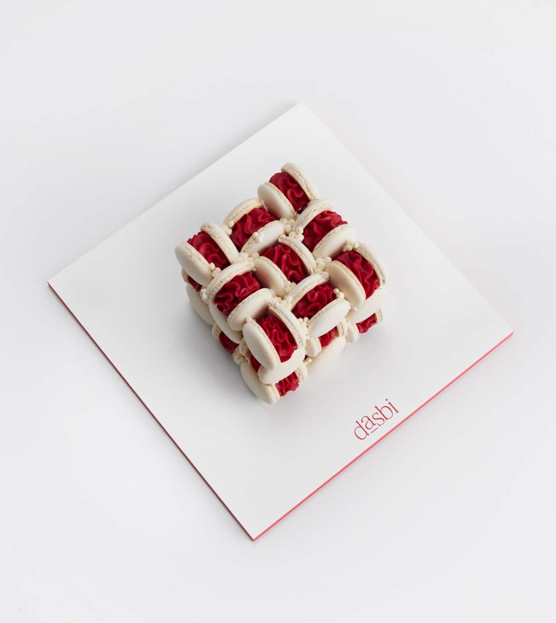 Detalle del branding corporativo de Dasbi diseñado por NOMON DESIGN, agencia de branding de Barcelona, aplicado sobre base de tartas