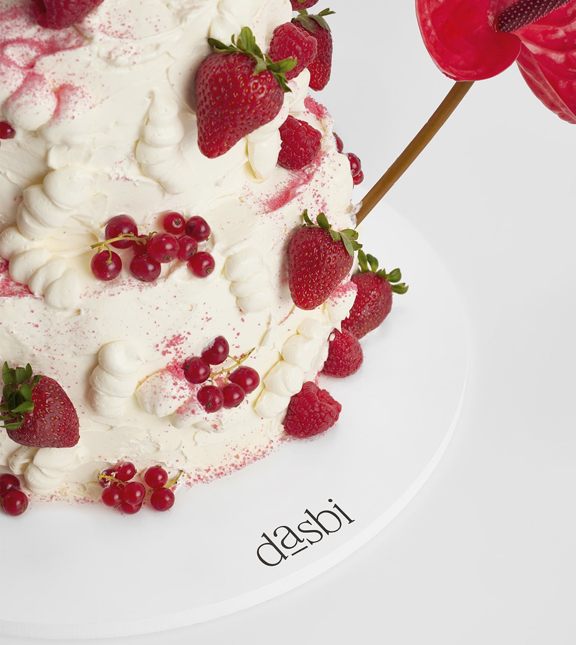 Aplicación del branding de Dasbi, diseñado por NOMON DESIGN, agencia de branding de Barcelona, en tarta de diseño
