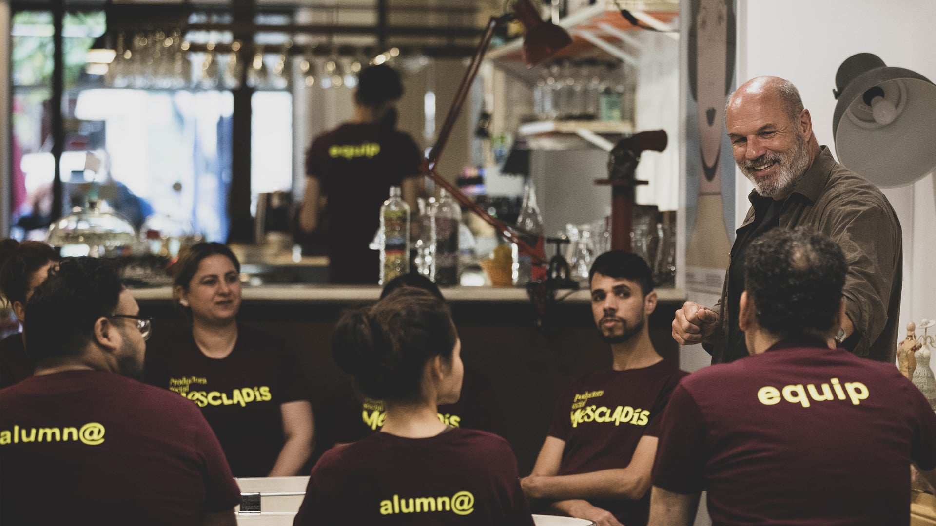 Aplicación del branding de Mescladís diseñado por NOMON DESIGN, agencia de branding de Barcelona, en la uniformidad de los estudiantes