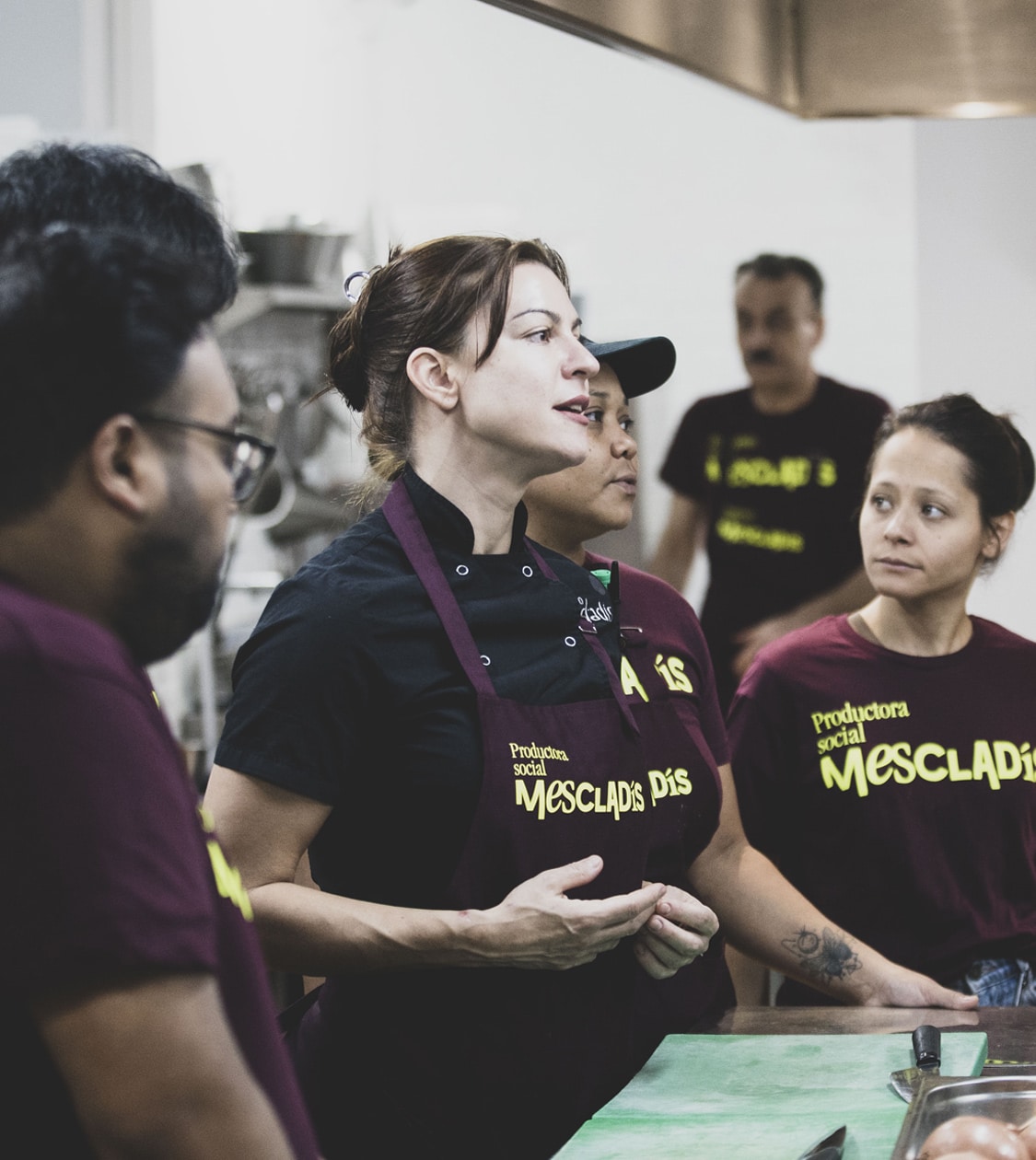 Equipo de la productora social Mescladís en una formación en cocina, imagen de la nueva comunicación digital desarrollada por NOMON DESIGN, agencia de branding