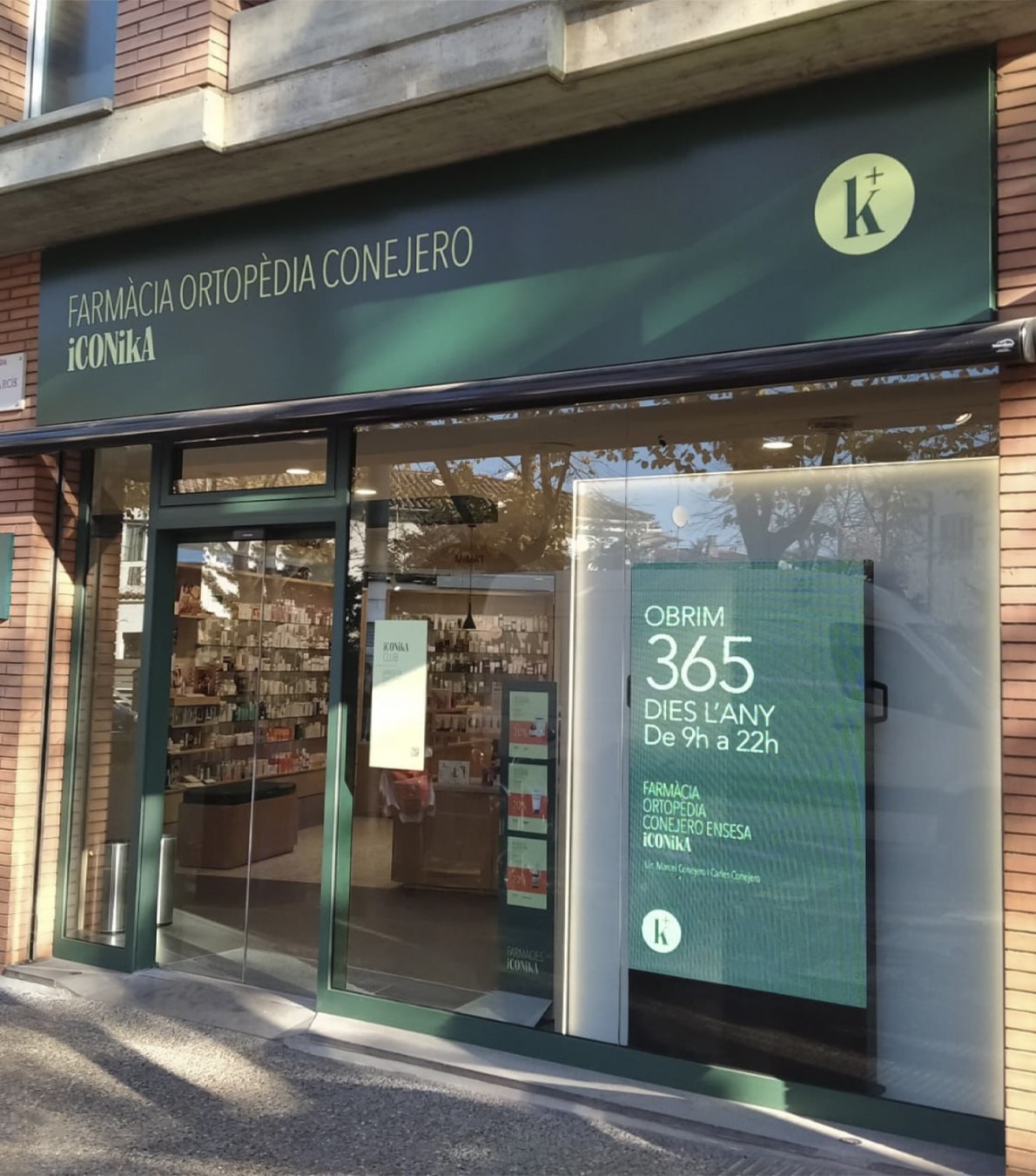 Aplicación del branding en una fachada real de Farmacias Iconika diseñado por NOMON DESIGN, agencia de branding de Barcelona