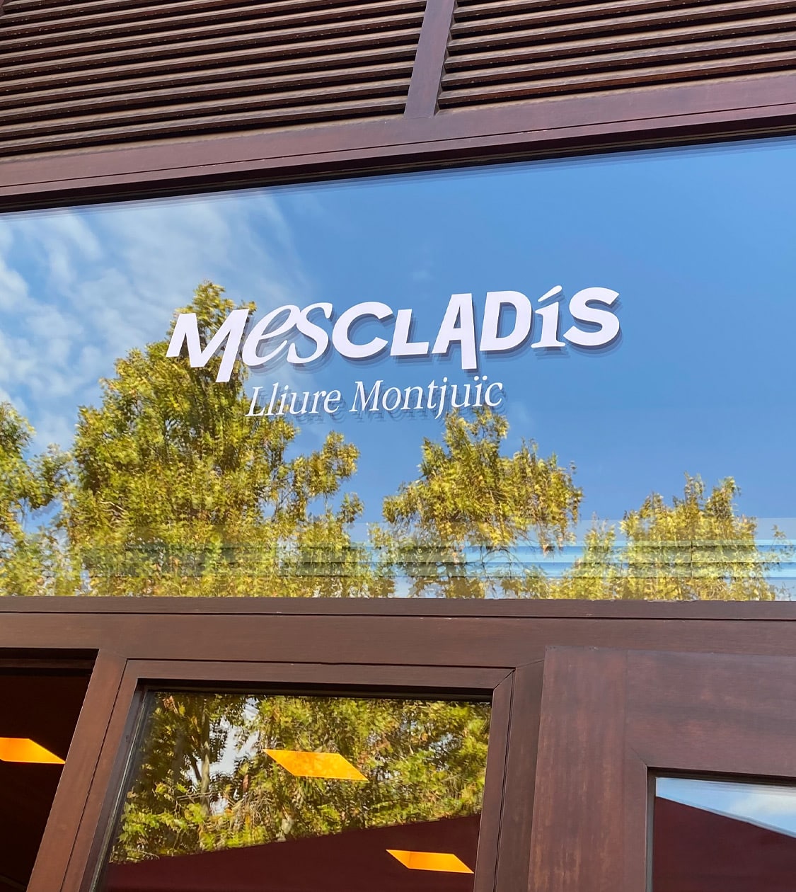 Fachada del restaurante Mescladís con su nueva identidad visual diseñada por NOMON DESIGN, agencia de branding