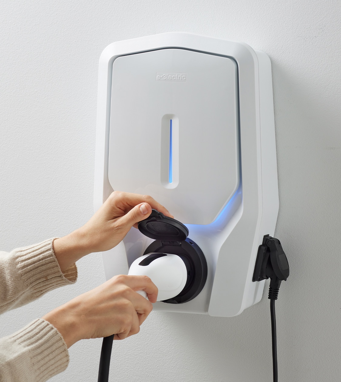 Cargador e·3lectric de Famatel en uso, diseño de branding desarrollado por Nomon Design, agencia de branding, diseño gráfico y packaging de Barcelona.