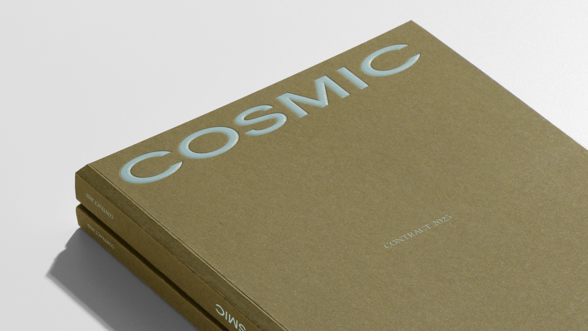 Diseño editorial del catálogo de Cosmic por Nomon Design, agencia de branding