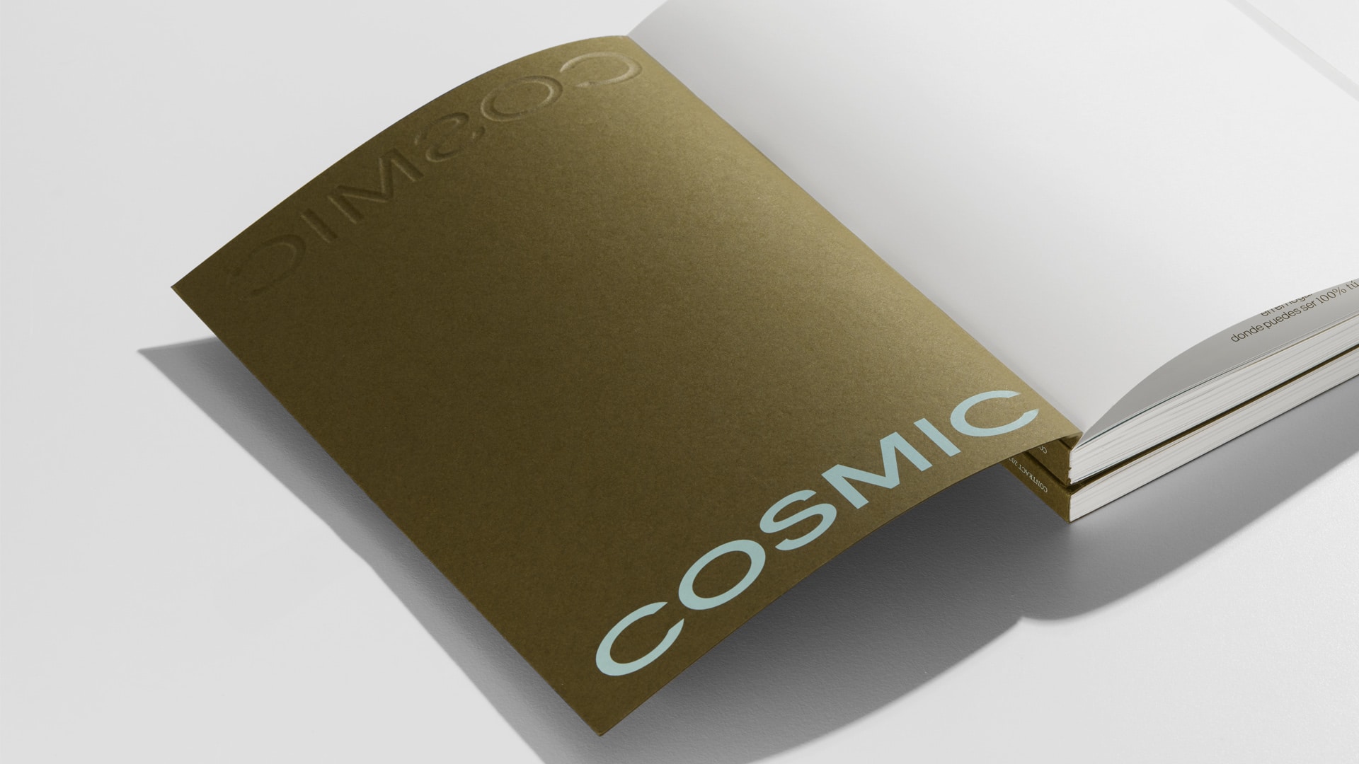 Detalle de la portada interior de la pieza editorial 2025 de Cosmic, diseñado por NOMON DESIGN, agencia de branding