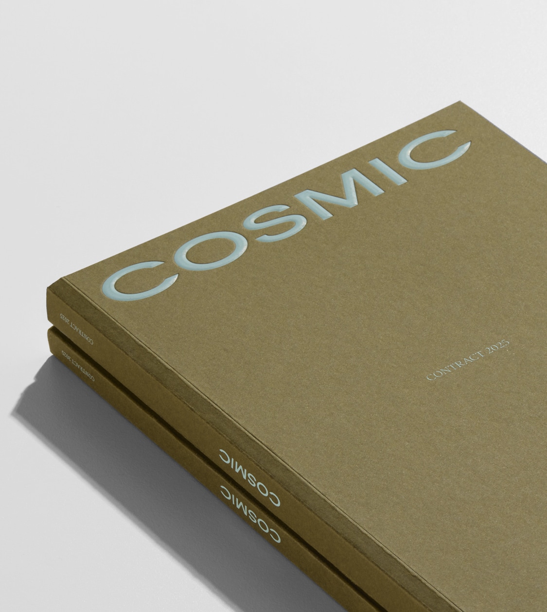 Diseño editorial del catálogo de Cosmic por Nomon Design, agencia de branding