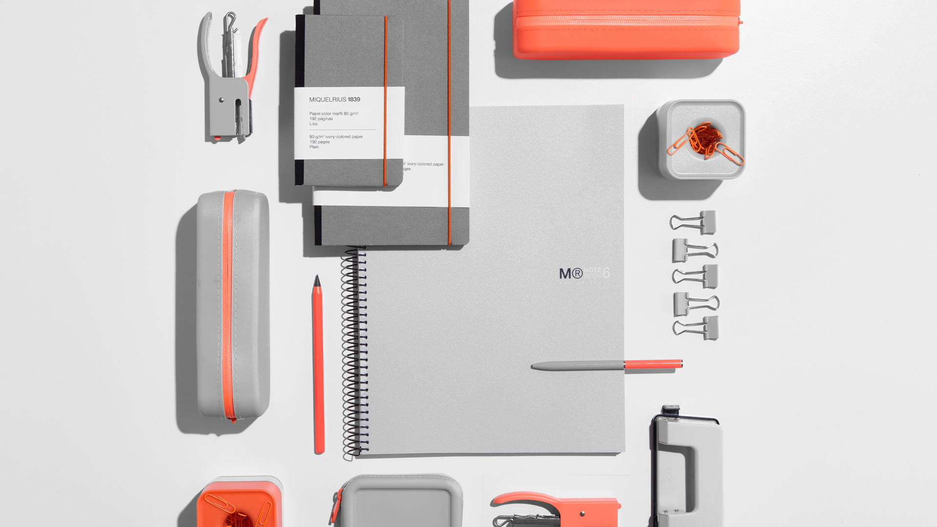 Diseño de producto para APLI Group (Miquelrius y APLI) en gris y coral por Nomon Design, agencia de branding, diseño gráfico y packaging de Barcelona.