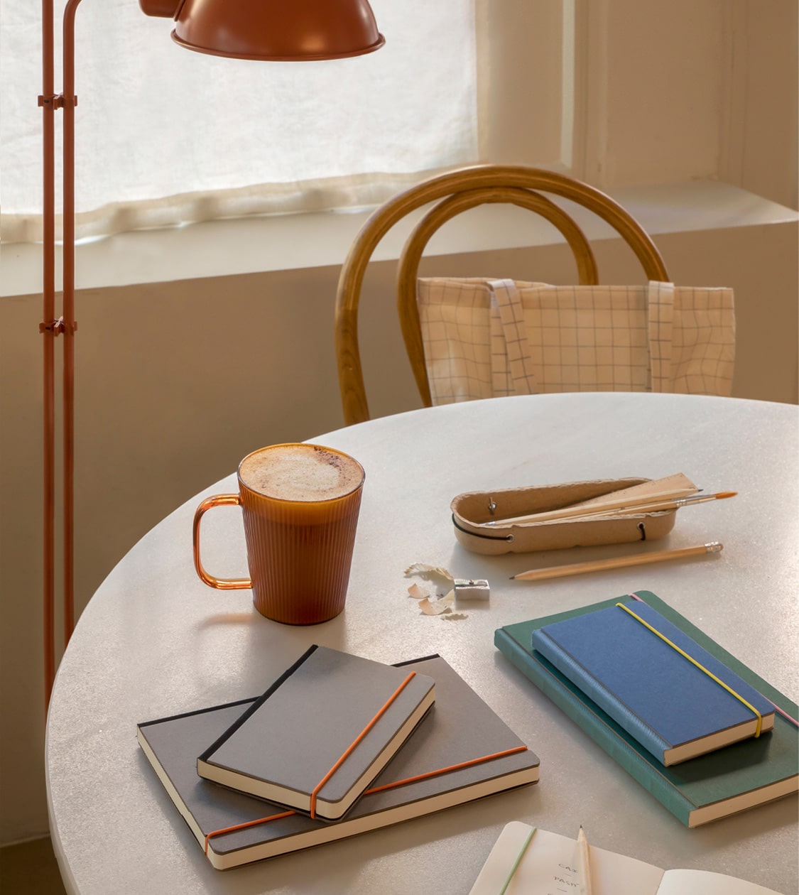 Diseño de producto de Nomon Design, agencia de branding, diseño gráfico y packaging de Barcelona, en entorno lifestyle con cuadernos Miquelrius.