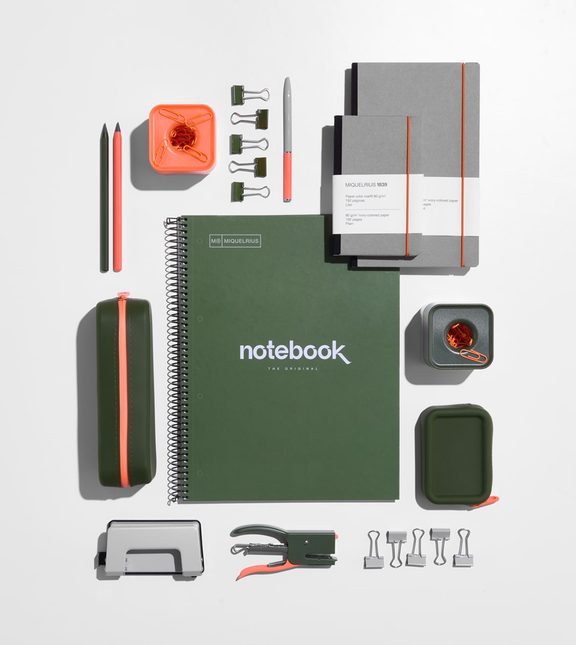 Diseño de producto por Nomon Design, agencia de branding, diseño gráfico y packaging de Barcelona, para APLI Group: cuaderno verde y accesorios coordinados.