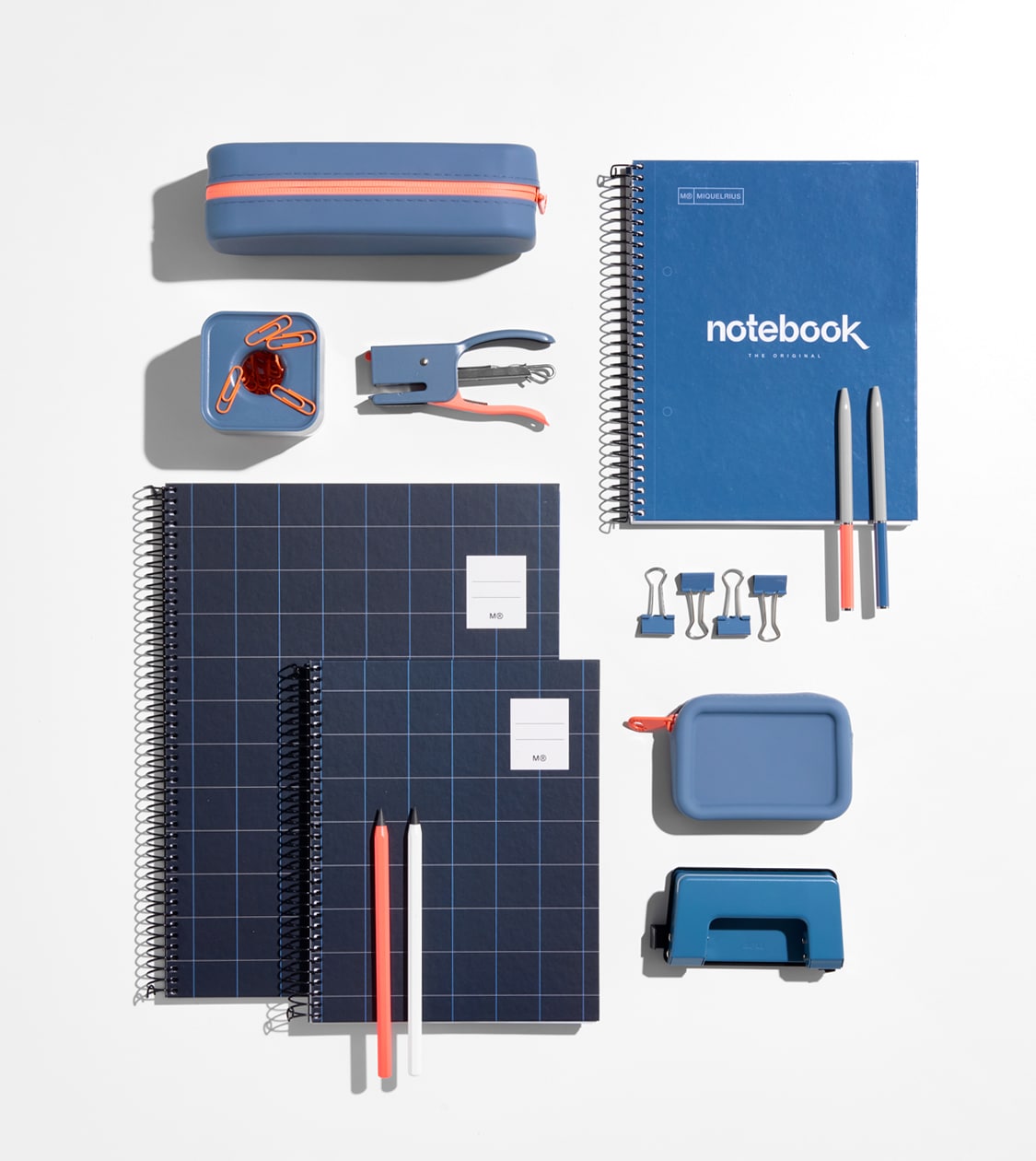 Diseño de producto para APLI Group desarrollado por Nomon Design, agencia de branding, diseño gráfico y packaging de Barcelona: material escolar coordinado en azul.