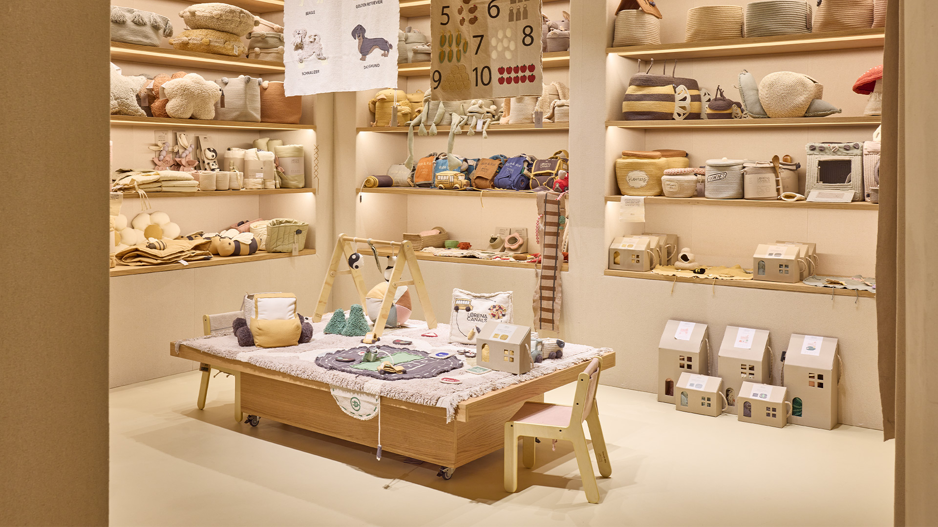Diseño de exposición y packaging para juguetes textiles de Lorena Canals por Nomon Design, agencia de branding, diseño gráfico y packaging de Barcelona