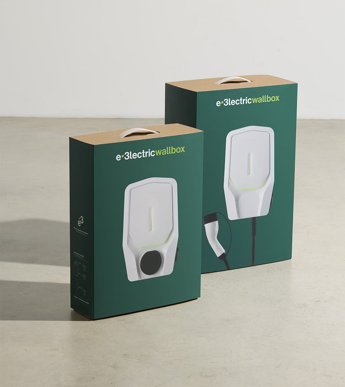 Dos packs del cargador e-3lectricwallbox de Famatel con diseño de packaging creado por Nomon Design, agencia de branding y diseño gráfico de Barcelona.