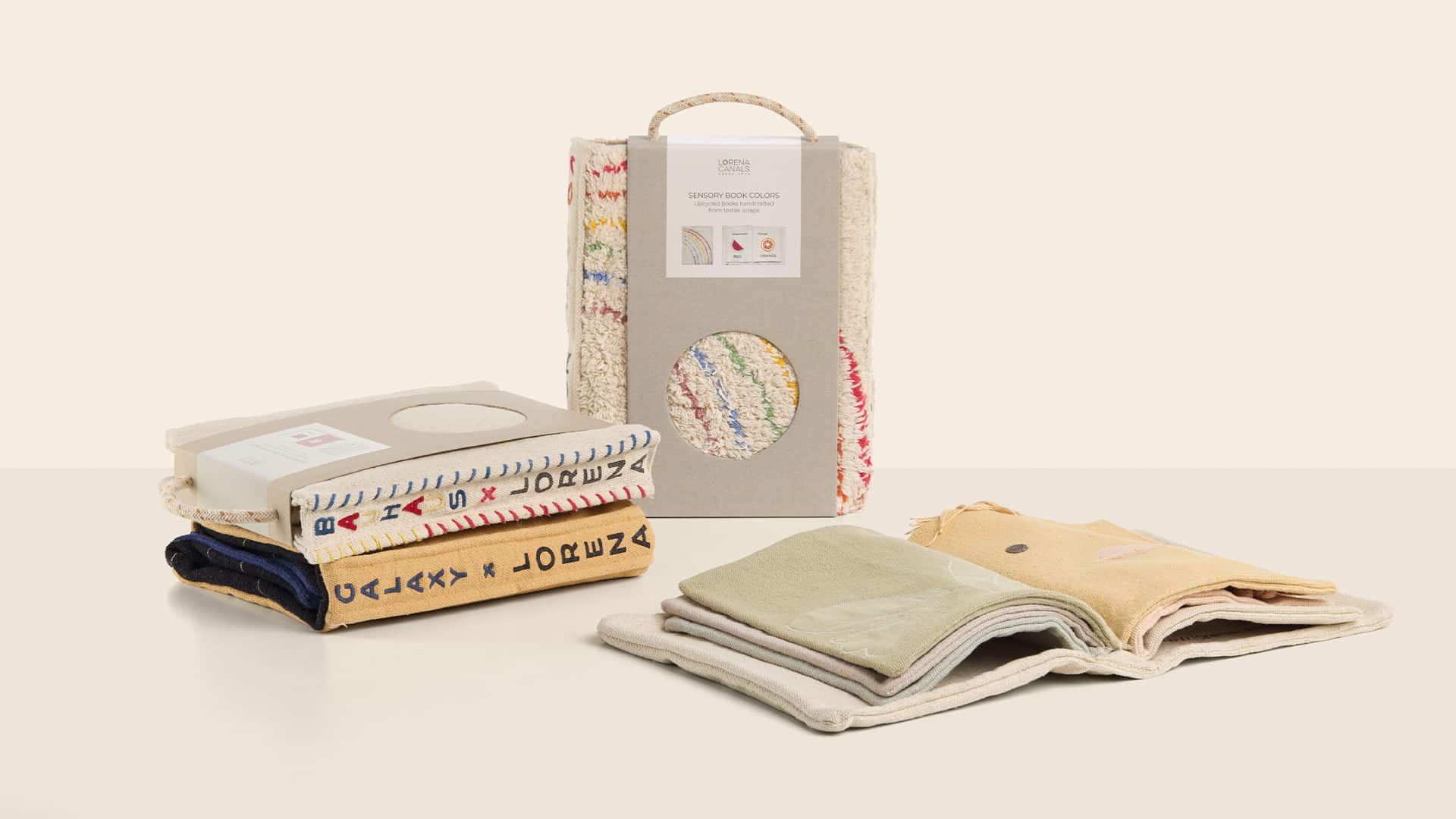 Libros sensoriales textiles de Lorena Canals con diseño de packaging original