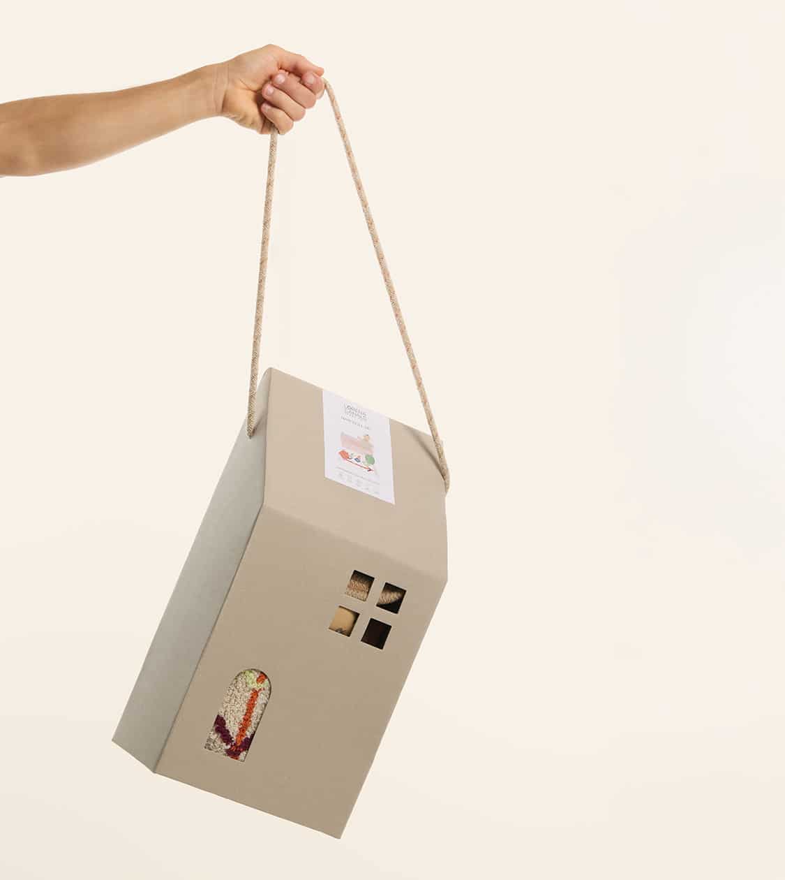 Packaging en forma de casita para juguetes textiles de Lorena Canals diseñado por Nomon Design, agencia de branding, diseño gráfico y packaging de Barcelona