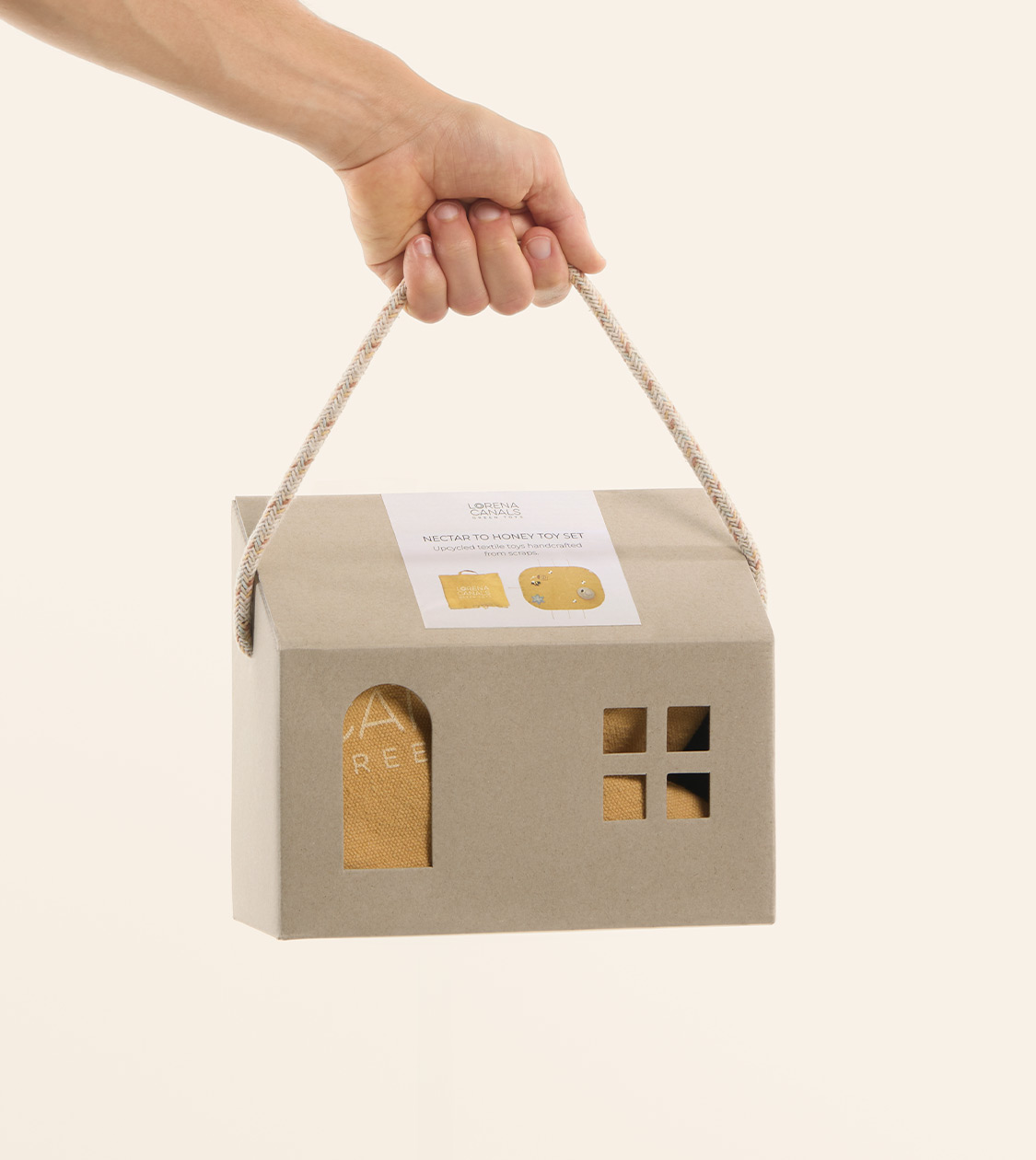 Packaging sostenible en forma de casa para juguete textil de Lorena Canals, diseño de Nomon Design, agencia de branding y packaging de Barcelona