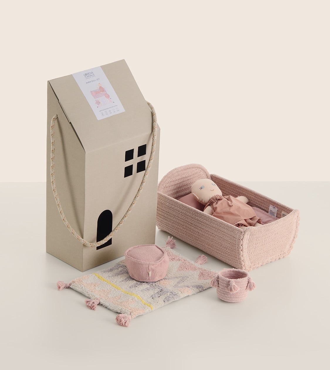Packaging infantil con set de muñeca textil y accesorios, diseño de Nomon Design para Lorena Canals