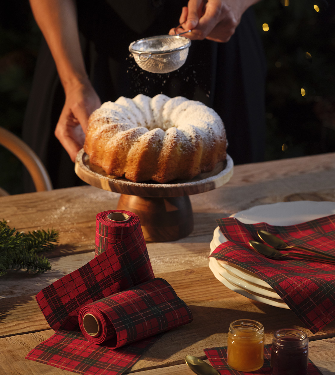 Rollos de servilletas y mantel navideño MY DRAP Tartan con bizcocho y vajilla, diseño Nomon Design.