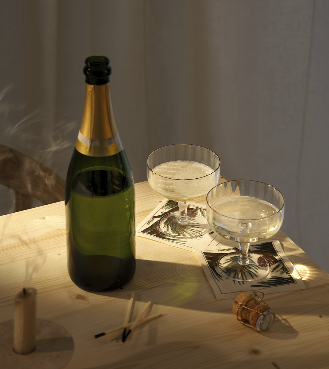 Copa de cava con servilletas navideños Pine de MY DRAP diseñadas por Nomon Design, agencia de branding y diseño.