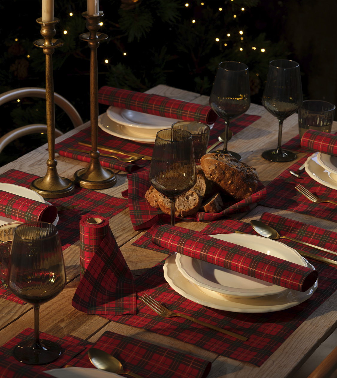 Decoración navideña con mantelería Tartan de MY DRAP diseñada por Nomon Design, colección Navidad 2025.