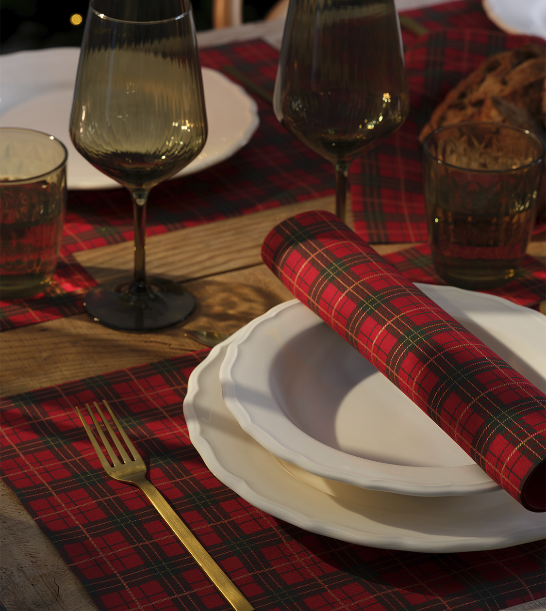 Detalle de vajilla y cristalería sobre mantel individual Tartan de MY DRAP, diseño de Nomon Design, agencia de branding.
