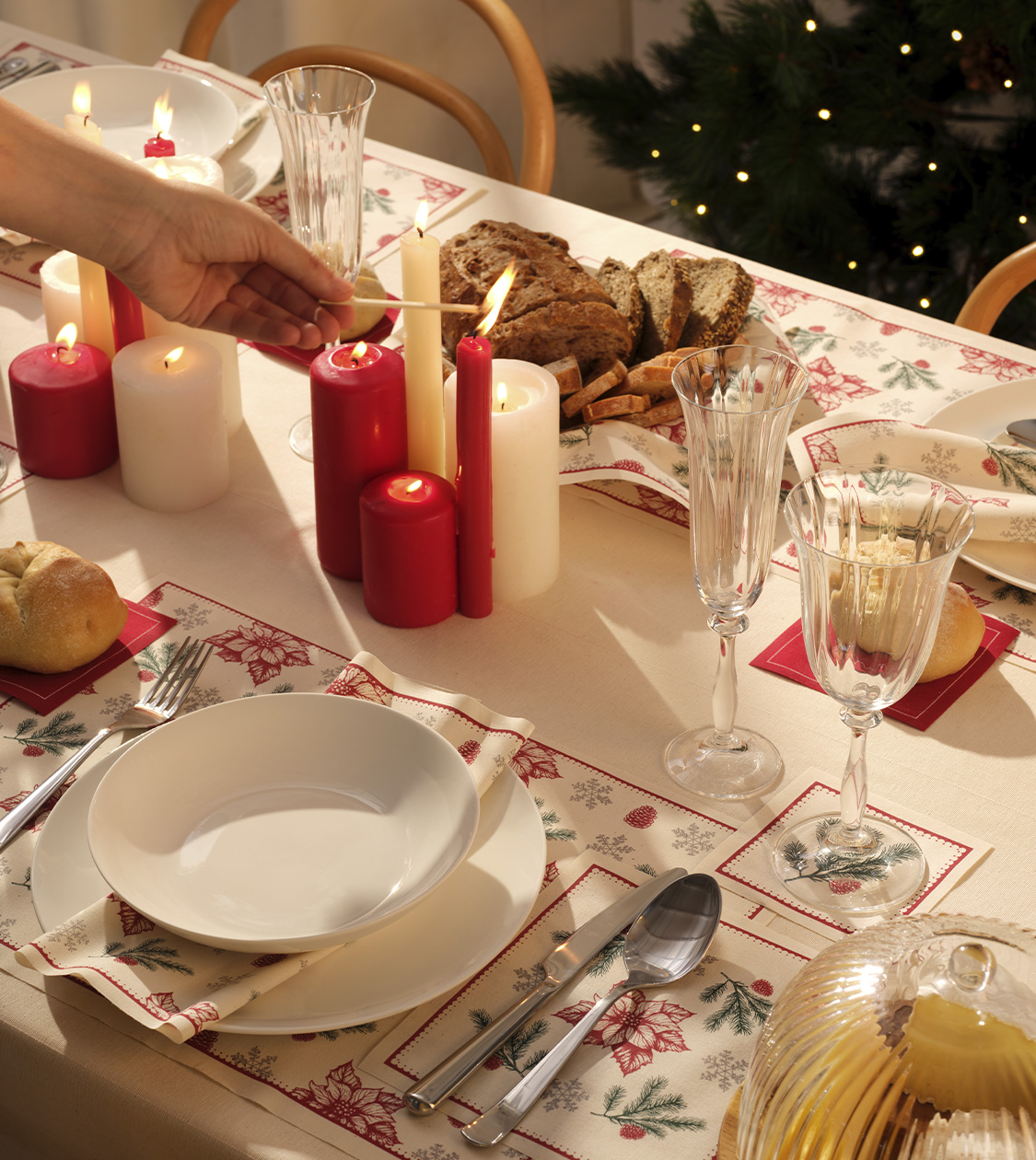 Diseño de producto estratégico para la colección navideña Botanic de MY DRAP, con individuales y servilletas coordinados, sobre una mesa decorada con velas y vajilla blanca. Diseño de Nomon Design.