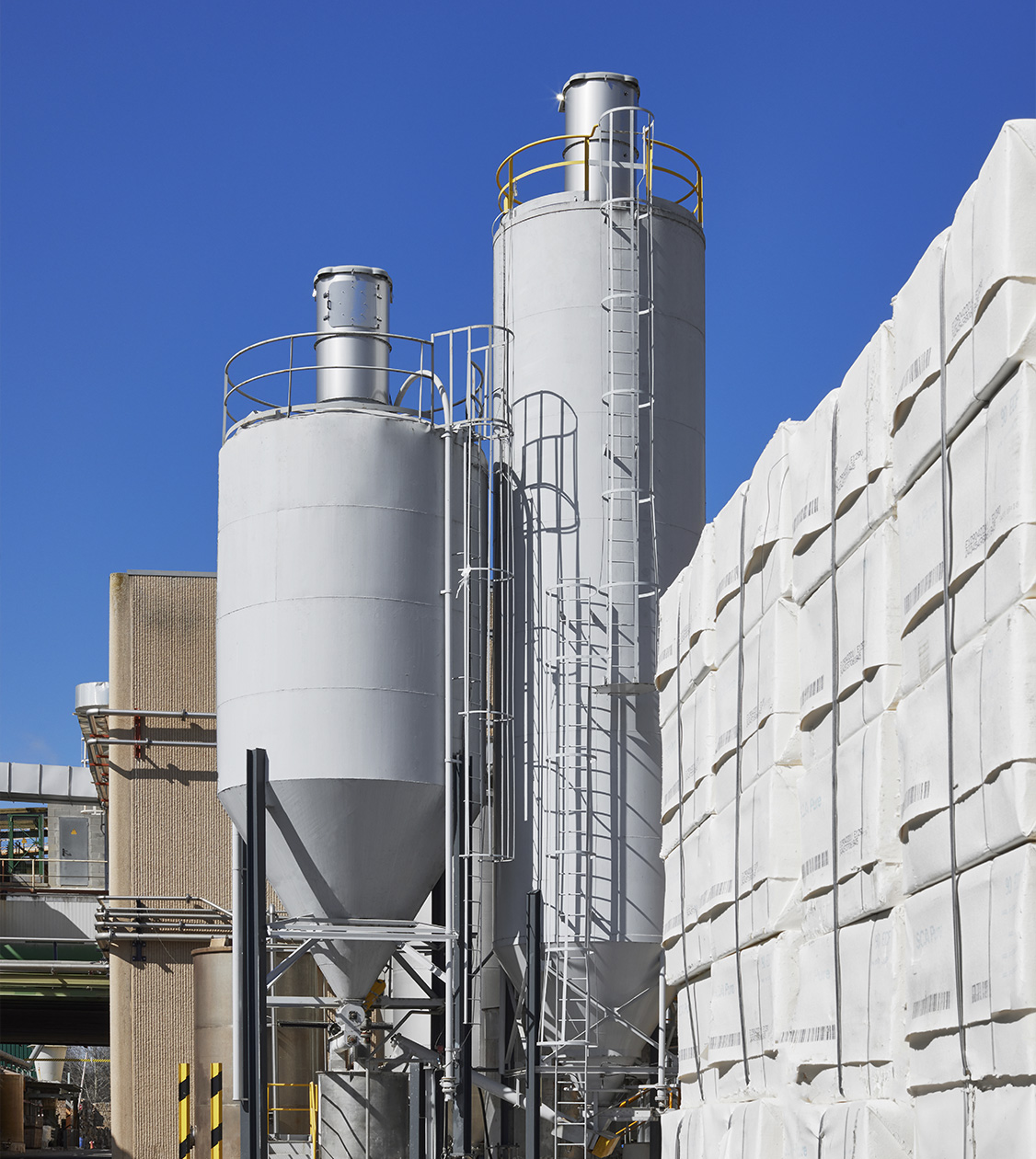 Instalaciones industriales y silos de almacenamiento de LC Paper fotografiados para la memoria corporativa diseñada por Nomon Design en Barcelona.
